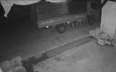 Xe máy tông vào đuôi ô tô tải đang đỗ ven đường khiến 3 người tử vong