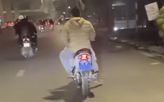 Xử phạt tài xế 'đầu trần' điều khiển xe máy biển xanh giữa phố Hà Nội