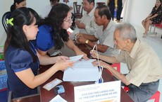 Nhóm đối tượng nào vừa được nhận trợ cấp 500.000 đồng/tháng, vừa được hưởng 100% chi phí khám chữa bệnh bảo hiểm y tế trong năm 2026?