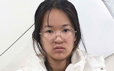 Hà Nội: Cô gái sinh năm 2006 bị bắt giữ khi mang 2 lọ 'dung dịch lạ' đi bán