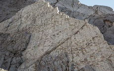 20.000 dấu chân quái vật bất ngờ hiện ra trong ảnh chụp vách núi