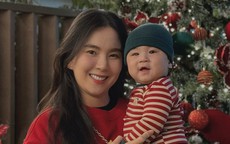 Khoảnh khắc quý tử gần 8 tháng tuổi nhà MC Mai Ngọc đón Giáng sinh đầu tiên