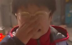 Vì hành động của bố mẹ, đứa trẻ trong ảnh có lẽ cả đời này không dám ăn thịt gà nữa!