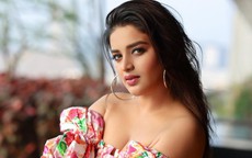 Nữ diễn viên bị nhóm đàn ông bao vây quấy rối là ai?