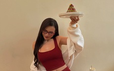 Sĩ Thanh diện đồ bó sát khoe thân hình 'đồng hồ cát' hút mắt khán giả