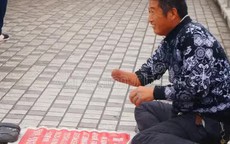 Bí mật của người đàn ông làm nghề ăn xin sống sung túc trong căn hộ đắt đỏ, con học trường quốc tế