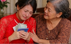 Mẹ chồng giữ tiền mừng cưới, tôi từng oán trách nhưng bật khóc khi biết sự thật
