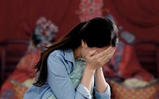 'Tội đứa bé, rồi ai tội cho con gái mình?': Nước mắt của người cha phía sau sự giận dữ