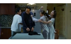 Bà Ánh (NSƯT Kiều Anh) nổi điên vì chồng đi karaoke 'tay vịn'