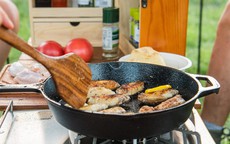 Vì sao không nên nấu đồ chua trong chảo gang?