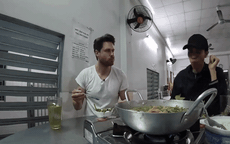 Khách Tây tò mò thử đặc sản nức tiếng miền Tây, nhận xét: 'Sẽ có ngày tôi đến đây chỉ đến ăn món này!'