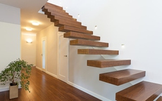 'Cầu thang không lan can' gây bàn tán