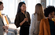 Được sếp giúp đỡ: EQ thấp nói 'cảm ơn' theo bản năng, EQ cao ứng xử tinh tế có tính toán