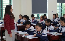 Giáo viên hợp đồng gần 20 năm đứng lớp, lương treo vì… chưa rõ ai trả