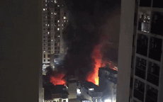 Hà Nội: Chợ Xanh bốc cháy ngùn ngụt lúc rạng sáng, hàng loạt kiot bị thiêu rụi