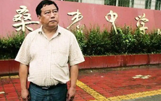 Thầy hiệu trưởng vừa nhậm chức đã đưa ra quyết định gây tranh cãi, 13 năm sau tất cả mọi người đều phải thừa nhận và nể phục