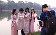 Áo dài truyền thống 'gọi tết', dịch vụ chụp ảnh cuối năm vào mùa sôi động