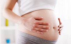 Người phụ nữ sinh con khỏe mạnh ở tuổi 53 sau 22 năm vô sinh