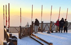 Băng tuyết phủ trắng đỉnh Fansipan