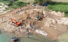 Công an dùng flycam quay lại địa điểm khai thác trái phép hơn 5.000m3 cát