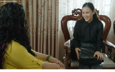 Thanh tra Nguyệt mang bọc tiền đến nhà sếp 'đút lót'