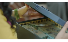 Vợ chánh thanh tra sững sờ khi nhận hộp tiền hối lộ từ Nguyệt