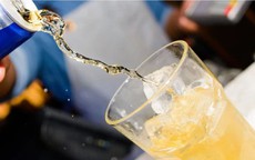 3 đồ uống âm thầm tàn phá não bộ mà nhiều người trẻ đang uống hằng ngày