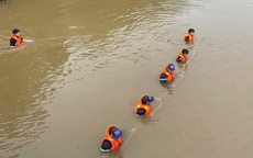 Cảnh sát lặn tìm tung tích nam thanh niên mất tích trên sông Cánh Hòm