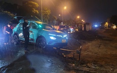 Xe ô tô gặp nạn khi đi qua dự án trọng điểm 370 tỷ của thành phố Hà Nội, người dân bức xúc