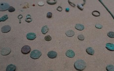 Phát hiện vàng và hàng trăm đồng xu trên đất sau cơn mưa lớn, chính quyền lập tức phong tỏa khu vực, giá trị lớn đến không ngờ