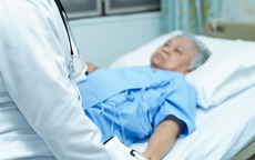 Nằm trên giường bệnh, tôi lập di chúc cho hàng xóm 2 căn nhà và 3,7 tỷ đồng rồi phải hối hận