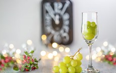 Vì sao lại ăn 12 trái nho vào đêm giao thừa và lý giải loạt tục lệ kỳ lạ của các nước trên thế giới?
