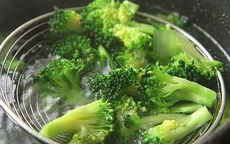 6 nhóm thực phẩm nên chần trước khi nấu