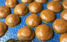 Thức quà Tuyên Quang chế biến từ quả cọ, giá chỉ từ 25.000 đồng/hộp, vào mùa 'cháy' hàng