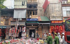 Hà Nội: Cháy nhà trên phố Hàng Mã, một người trèo ra mái hiên tầng 3 ngã xuống đường