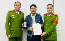 Tài khoản bất ngờ nhận số tiền lớn, người đàn ông đến bàn giao cho công an trong đêm 