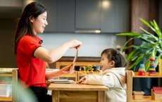 Nữ thạc sĩ bỏ việc lương tiền tỷ đi làm bảo mẫu: Câu chuyện khiến bạn phải nghĩ lại về bằng cấp