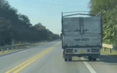 Xe tải 'chim mồi' bị CSGT xử phạt vì đi vào làn khẩn cấp trên cao tốc Nội Bài - Lào Cai