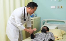 Cha mẹ bỏ qua các dấu hiệu cảnh báo, bé 14 tuổi bị đột qụy não giữa lớp học