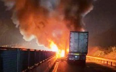 Ba ô tô bốc cháy dữ dội sau cú tông liên hoàn trên cao tốc