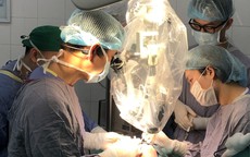 Đi máy bay trong đêm ra Hà Nội 'cứu' ngón tay bị đứt rời sau 25 giờ