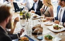 Không thích món sếp mời: Cách người EQ cao 'thoát hiểm' cực tinh tế