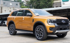 Giá lăn bánh Ford Everest mới nhất rẻ không tưởng còn kèm ưu đãi, Toyota Fortuner và Hyundai Santa Fe không theo kịp doanh số