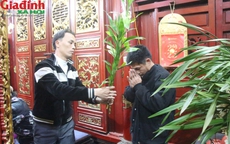 Xin lộc đầu năm mới ở ngôi đền thiêng thờ thần rắn Hải Dương