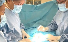 Bé trai 8 tháng tuổi có dương vật cong 120 độ kèm khối thoát vị bẹn hiếm gặp