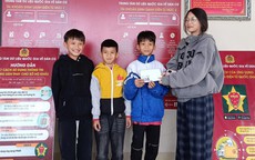 Nghệ An: Ba học sinh nhặt được của rơi tìm người đánh mất