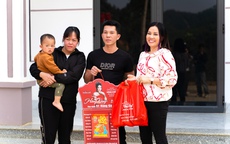Doanh nhân Phượng Hồng Kông trao 500 triệu đồng xóa nhà dột nát cho các hộ nghèo ở Thái Nguyên