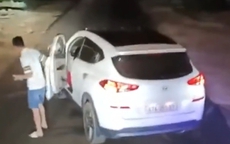 Xác minh thông tin thanh niên "chơi ngông", đậu xe con chặn đường
