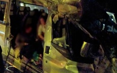 Xe khách chở 13 người tông xe tải đậu ven đường ở Thanh Hoá lúc nửa đêm