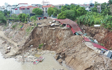 Hà Nội công bố tình huống khẩn cấp sạt lở bờ sông Đuống khiến lán tạm, xe cải tiến của nhà dân sạt xuống sông